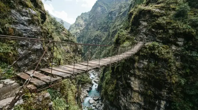 Passerelle suspendue d'Holzarte au-dessus du canyon