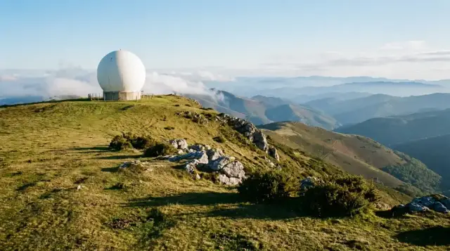 Sphère blanche du radar sur la crête d'herbe rase de l'Artzamendi