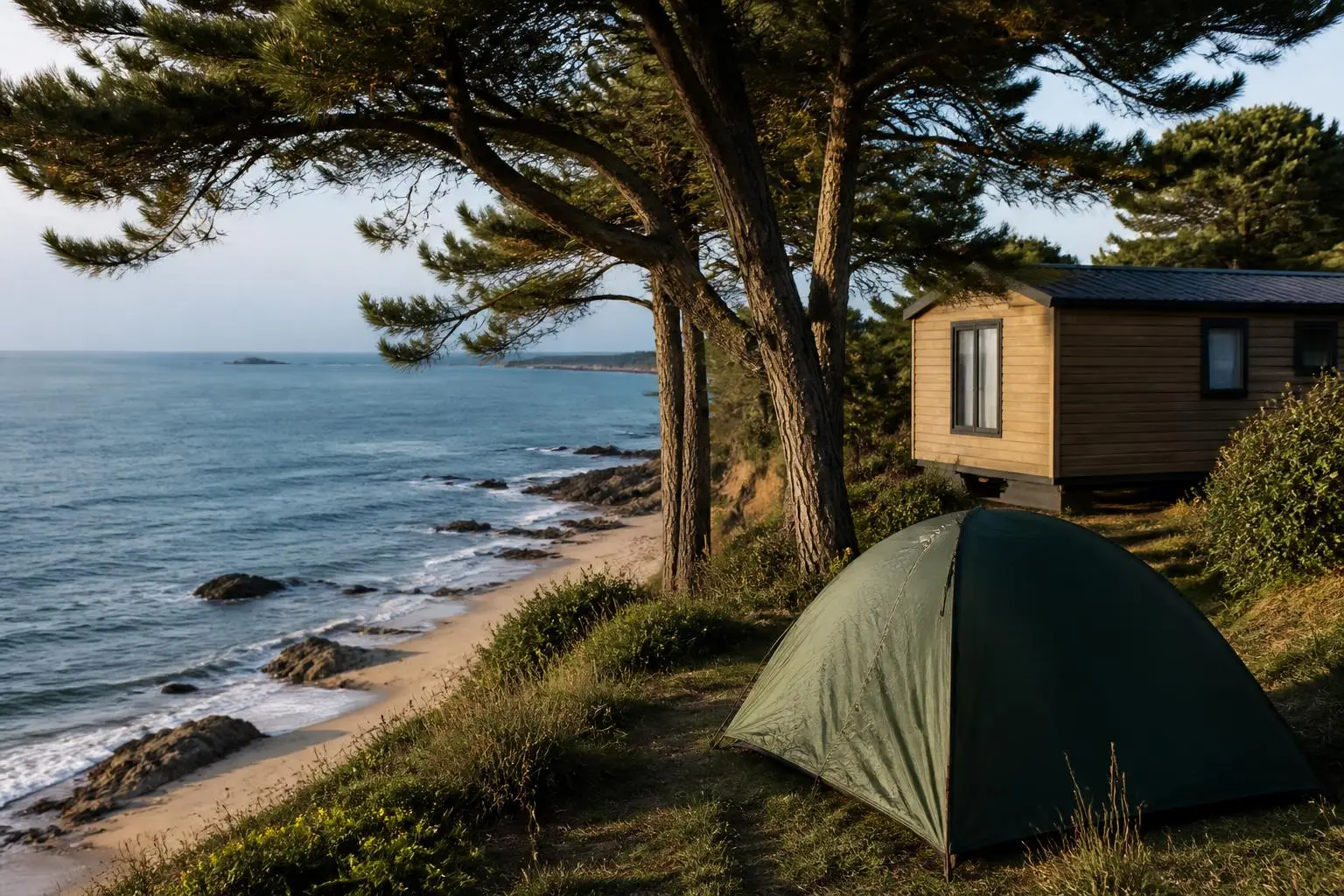 Mobil-home sous les pins au-dessus de la falaise, l'océan en contrebas